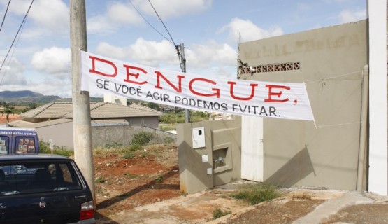 Faixa conclamando a participação da população nas ações de combate à dengue em rua da Vila Murad durante mutirão realizado no sábado, dia 22.