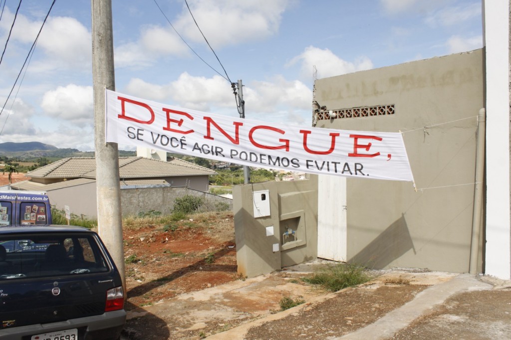 Faixa conclamando a participação da população nas ações de combate à dengue em rua da Vila Murad durante mutirão realizado no sábado, dia 22.