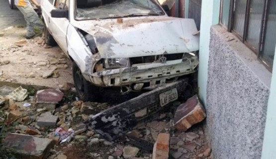 Motorista perde controle e invade residência em Lavras (Foto: Corpo de Bombeiros)