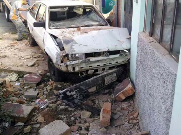 Motorista perde controle e invade residência em Lavras (Foto: Corpo de Bombeiros)