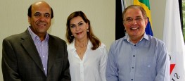 Dep. Dâmina, acompanhada do seu esposo e ex-prefeito Carlos Alberto Pereira e o reitor da Ufla, Prof. Scolforo.