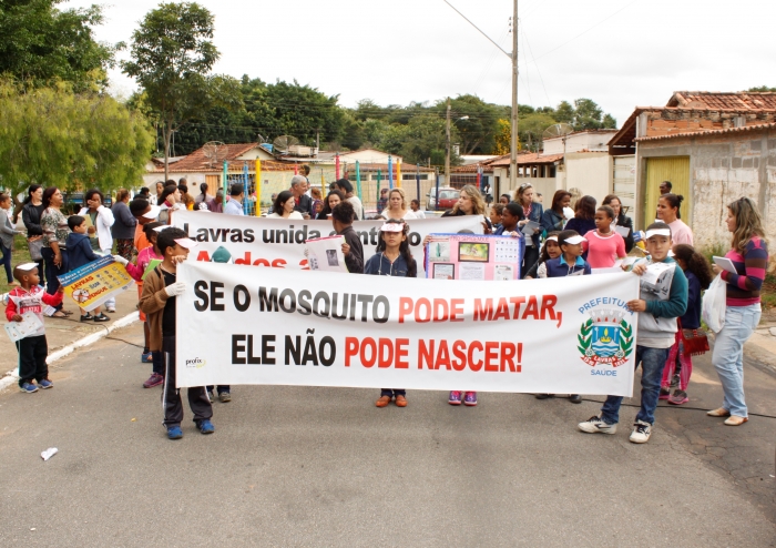 Mutirão realizado no Água Limpa