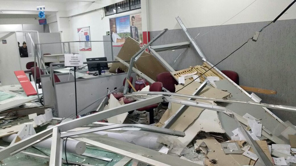 Em Cristais, MG, criminosos deixaram cair R$ 2,3 mil em dinheiro após roubo a banco na madrugada desta quarta-feira (3) (Foto: Polícia Militar)