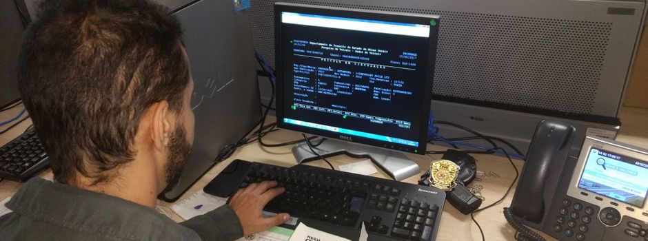 Investigador da PCMG durante análise de dados (Foto: Divulgação  PCMG)