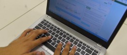 Para saber se teve a declaração liberada, o contribuinte deverá acessar a página da Receita na internet, ou ligar para o Receitafone, no número 146 - Foto:  Marcello Casal Jr./Agência Brasil