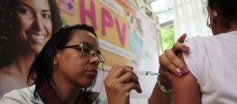 Homens e mulheres até 26 anos podem receber vacina de HPV.
Para essa faixa etária orientação é esquema com três doses, com intervalo de zero, dois e seis meses
(Foto: Rodrigo Nunes/MS)